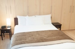Artillery Lane Serviced Apartments - Bedroom with hotel style linen