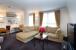 Basil Street Knightsbridge 3 Bedroom Apartment - Modern Lounge