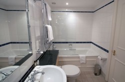 Basil Street Apartment - Bathroom