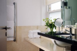 Cheval Phoenix Apartment - Luxury bathroom
