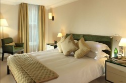Cheval Phoenix Apartment - Luxury Bedroom