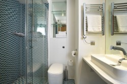Serviced Modern 2 Bedroom in Earls Court - Bathroom