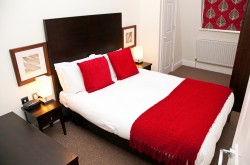 140 Minories Serviced Apartment - Stylish bedroom with hotel quality linen