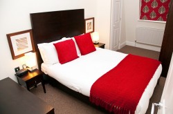 140 Minories Serviced Apartment - Bedroom with hotel quality linen