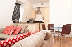 140 Minories Serviced Apartment - 1 Bedroom with open space lounge and dining area
