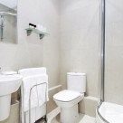 140 Minories Serviced Apartment - Bathroom with towels provided