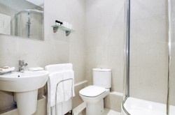 140 Minories Serviced Apartment - Bathroom with towels provided