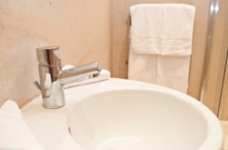 140 Minories Serviced Apartment - Bathroom with towels provided