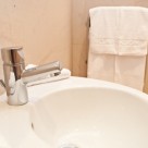 140 Minories Serviced Apartment - Bathroom with hotel quality towels