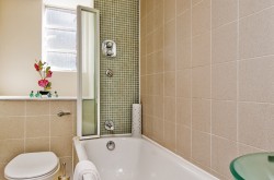 Roland House Short Let Bathroom