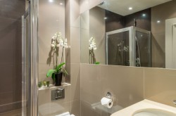 Senior Serviced 2 Bedroom in Chelsea - Bathroom