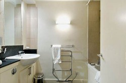 Albert Street Serviced 1 Bedroom Apartment - Bathroom