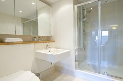 Webber Street Serviced Apartment - Bathroom