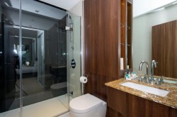 Dickens Yard Ealing Serviced 2 Bedroom - Luxury bathrooms
