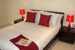 Canary Lanterns Court Serviced 1 Bedroom - Spacious bedroom