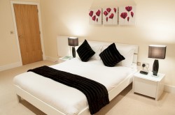 Canary Lanterns Court Serviced 1 Bedroom - Spacious bedroom