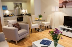 Canary Lanterns Court Serviced 1 Bedroom - Light and airy lounge