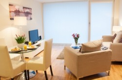 Canary Lanterns Court Serviced 1 Bedroom - Light and airy lounge