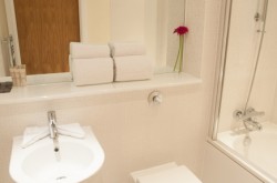 Canary Lanterns Court - Stylish bathroom