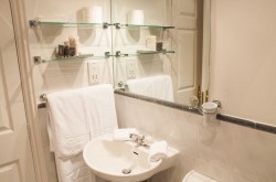 Richmond Manning 1 Bedroom Serviced Apartments - Modern bathroom
