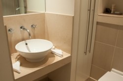 Discovery Dock East Serviced Apartment - Plush bathroom