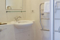 Waterloo Serviced 2 Bedroom Apartment - bathroom