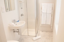 Brushfields Serviced Apartments - Immaculate Bathroom