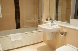 Brushfields Serviced Apartments - Immaculate Bathroom
