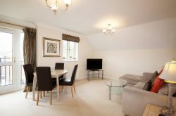 Gray Place 2 Bedroom - Spacious lounge