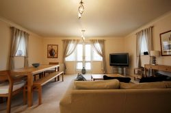 Gray Place 2 Bedroom - Spacious lounge