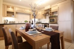Stephenson Court Newbury - Family size kitchen and dining area