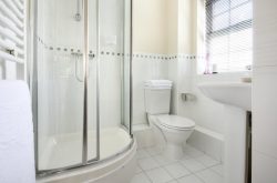 Stephenson Court Newbury - luxury bathroom