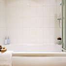 Barkham Mews Reading - Bathroom made for relaxation