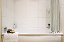 Barkham Mews Reading - Bathroom made for relaxation